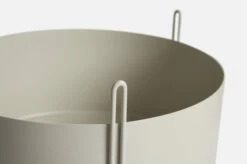 WOUD - Pidestall Flowerpot Medium - Grå -Oppbevaringsmøbler Salg 2024 woud pidestall flowerpot medium graa blomsterkasser WO00284 3 3a86